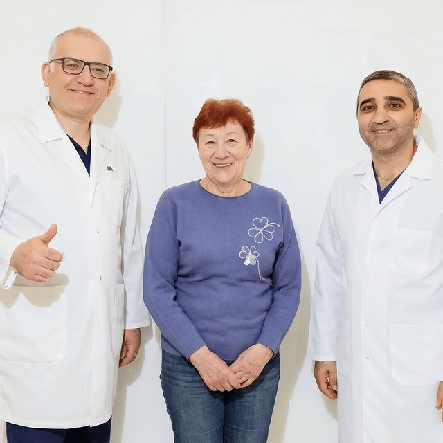 Врач клиники с пациентом